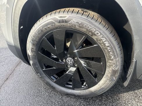 New 2026 Volkswagen Atlas SE FWD image 8
