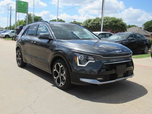 Used 2023 Kia Niro EX Touring image 4