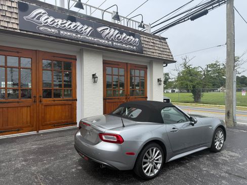 Used 2017 FIAT 124 Spider Lusso RWD image 2