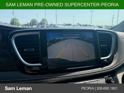 Used 2023 Chrysler Pacifica Limited w/ Uconnect Theater Family Group FWD image 12