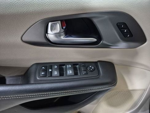 Used 2023 Chrysler Pacifica Touring-L FWD image 23