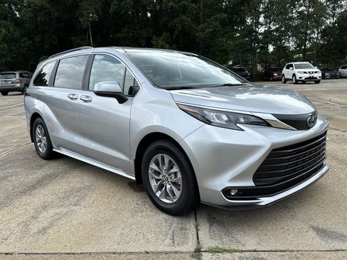 Used 2025 Toyota Sienna XLE FWD image 1
