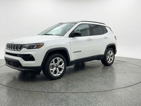 Used 2025 Jeep Compass Latitude image 3