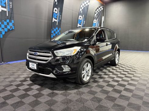 Used 2017 Ford Escape SE image 1