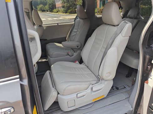 Used 2012 Toyota Sienna XLE image 17