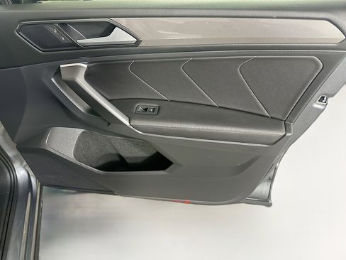 Used 2023 Volkswagen Tiguan SE image 33