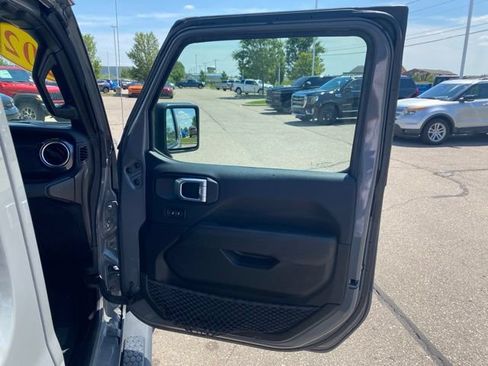 Used 2022 Jeep Wrangler Unlimited Sahara AWD/4WD image 30
