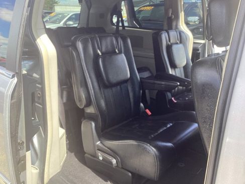 Used 2016 Chrysler Town & Country Touring image 8