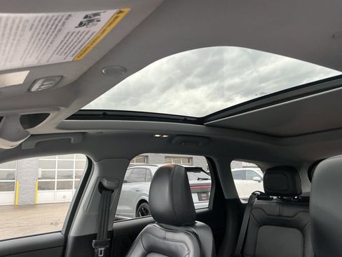 Used 2022 Lincoln Corsair AWD w/ Premium Package image 11