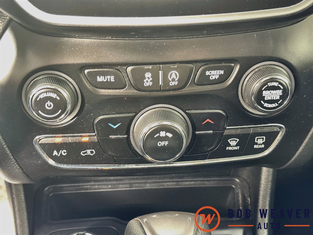 Used 2019 Jeep Cherokee Latitude w/ Cold Weather Group AWD/4WD image 19
