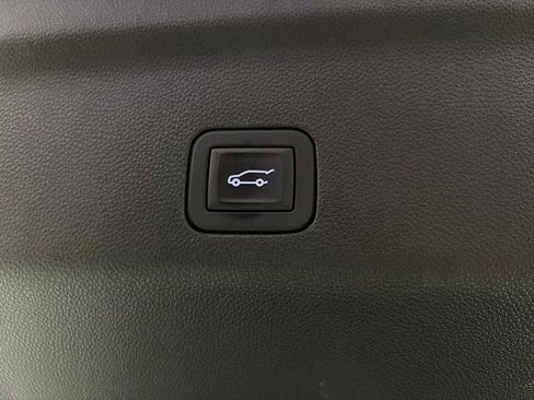 Used 2025 Chevrolet Suburban Z71 image 29