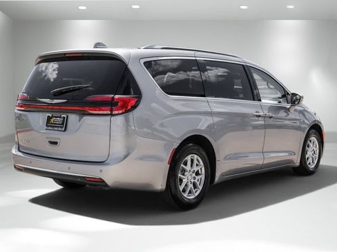Used 2021 Chrysler Pacifica Touring-L FWD image 6