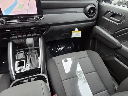 Used 2024 Chevrolet Colorado W/T w/ Technology Package image 27