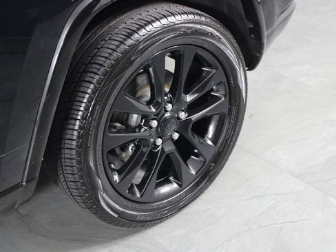 Used 2018 Jeep Grand Cherokee Altitude RWD image 12