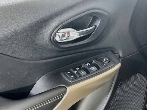 Used 2018 Jeep Cherokee Limited AWD/4WD image 17