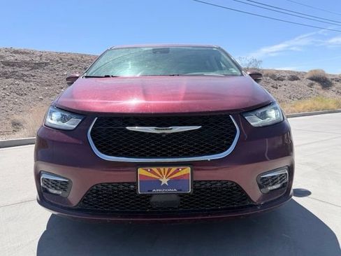 Used 2023 Chrysler Pacifica Touring-L FWD image 2