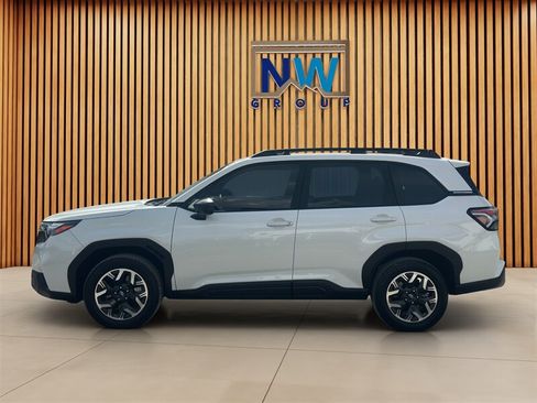 Used 2025 Subaru Forester AWD/4WD image 29