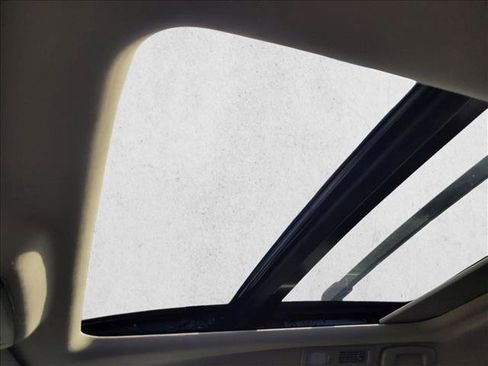 Used 2024 Nissan Pathfinder SV w/ SV Premium Package image 15