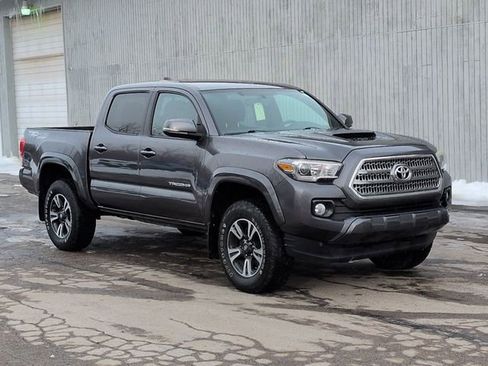 Used 2016 Toyota Tacoma TRD Sport image 11