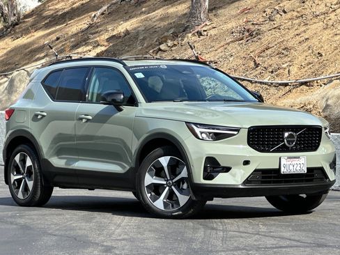 Certified 2025 Volvo XC40 B5 Plus AWD/4WD image 2