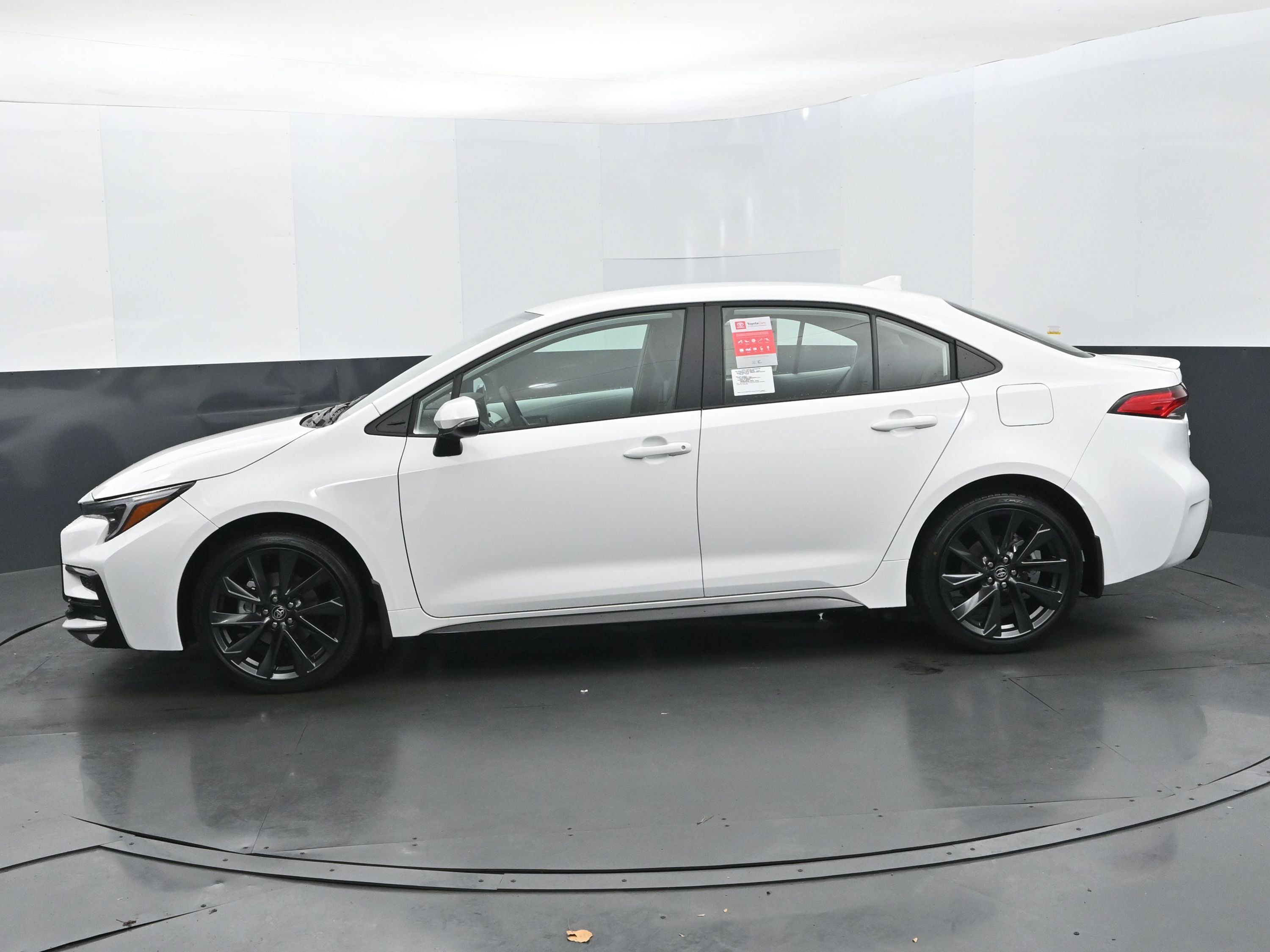 Used 2026 Toyota Corolla SE FWD image 2