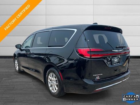 Used 2025 Chrysler Pacifica Select w/ Uconnect Theater Family Group FWD image 5