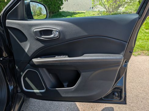 Used 2018 Jeep Compass Latitude image 28