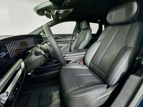 Used 2024 Cadillac Lyriq Luxury image 12