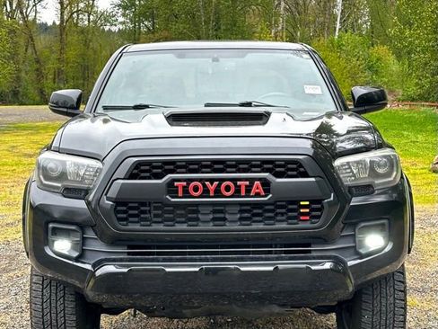 Used 2017 Toyota Tacoma TRD Off-Road AWD/4WD image 5