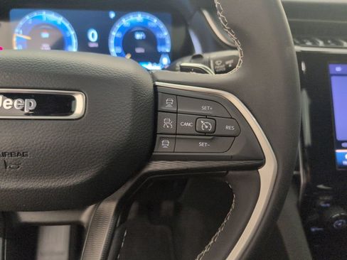 Used 2025 Jeep Grand Cherokee Laredo X RWD image 37