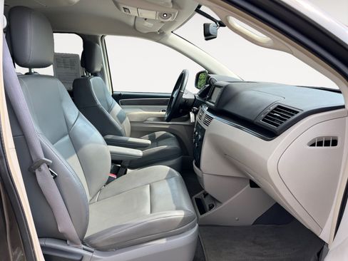 Used 2010 Volkswagen Routan SE FWD image 14