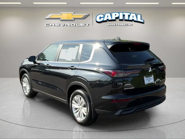 Used 2025 Mitsubishi Outlander ES FWD image 3
