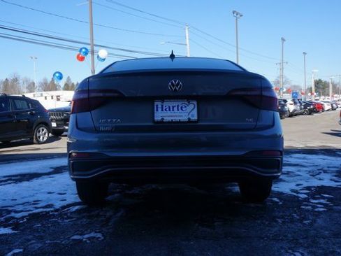 Certified 2023 Volkswagen Jetta SE w/ Panoramic Sunroof Package image 8