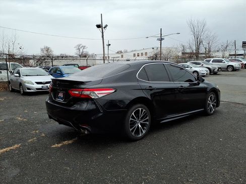 Used 2018 Toyota Camry SE image 6