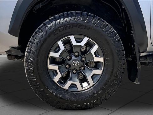 Used 2018 Toyota Tacoma TRD Off-Road w/ Technology Package AWD/4WD image 11