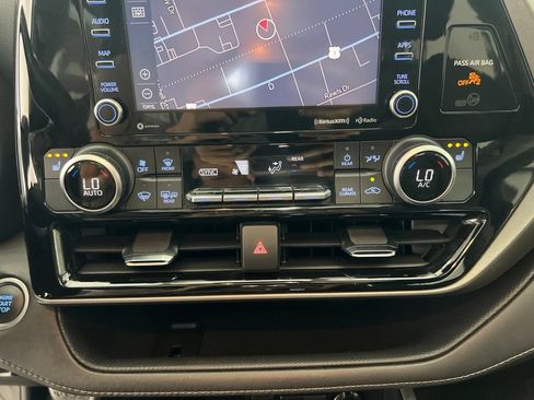 Used 2021 Toyota Highlander XLE AWD/4WD image 18
