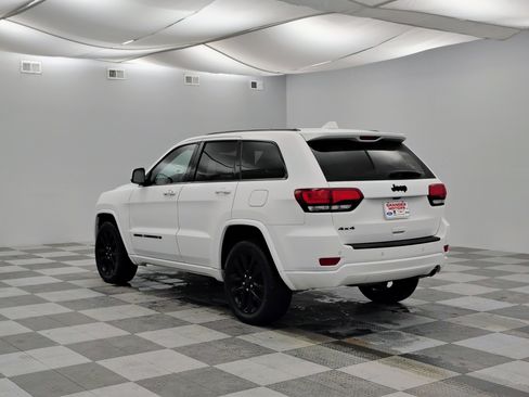 Used 2022 Jeep Grand Cherokee Laredo X image 9