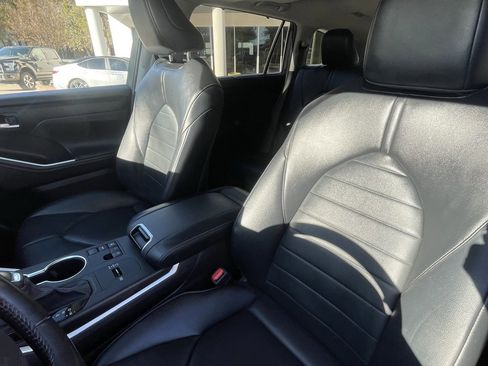 Used 2024 Toyota Highlander LE image 21