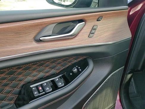 Certified 2025 Jeep Grand Cherokee Summit image 10