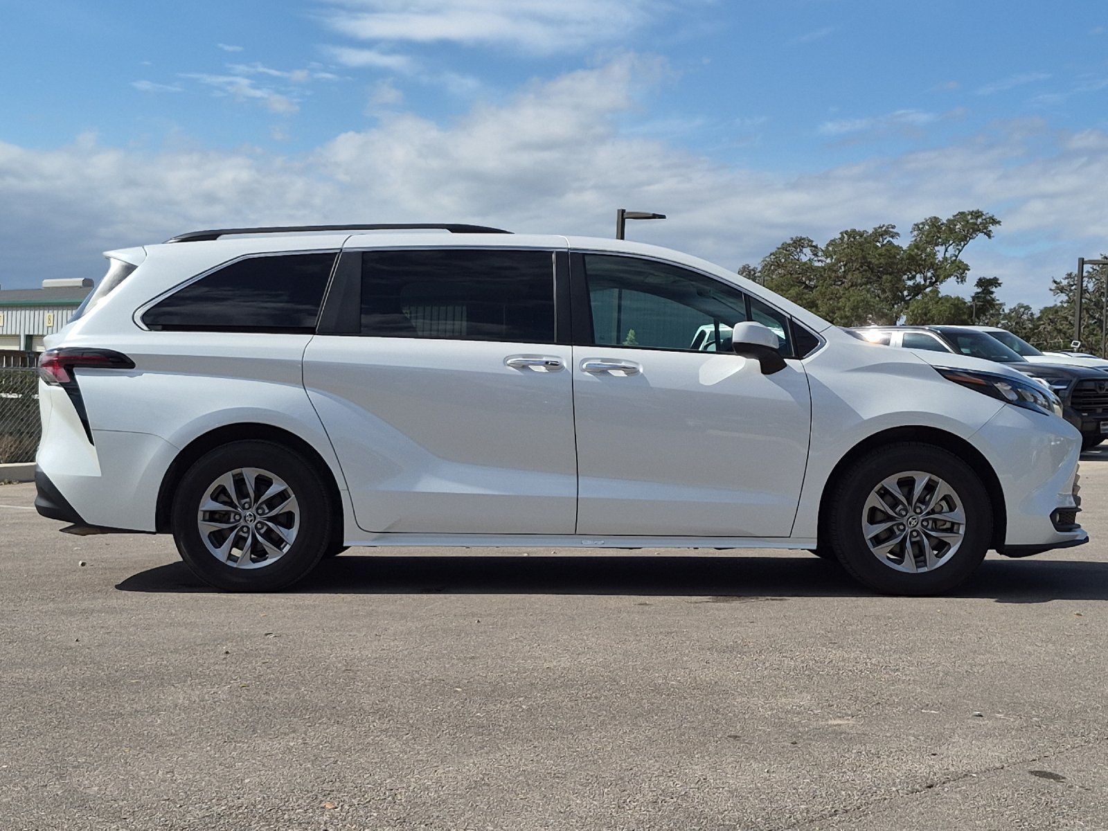 Used 2025 Toyota Sienna XLE FWD image 6