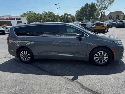 Used 2025 Chrysler Pacifica Select FWD image 12