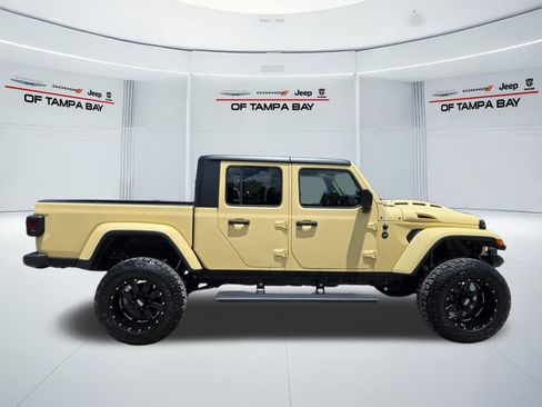 Used 2020 Jeep Gladiator Overland w/ Trailer Tow Package AWD/4WD image 8