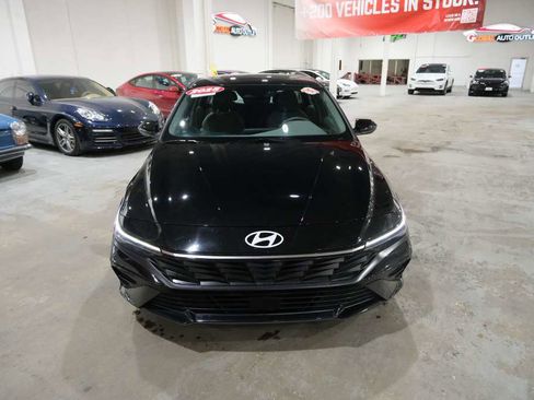 Used 2025 Hyundai Elantra SEL image 3