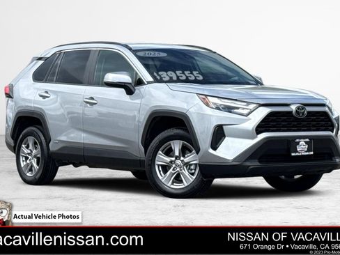 Used 2025 Toyota RAV4 XLE AWD/4WD image 1