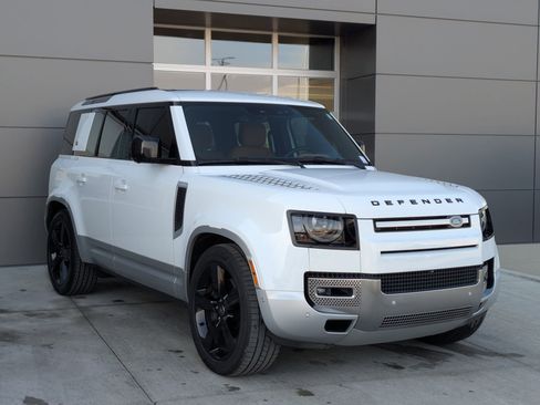 Used 2023 Land Rover Defender 110 SE image 3