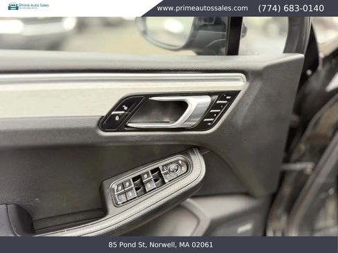 Used 2018 Porsche Macan Turbo AWD/4WD image 36