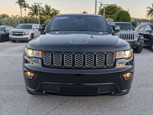 Used 2021 Jeep Grand Cherokee Laredo X image 2