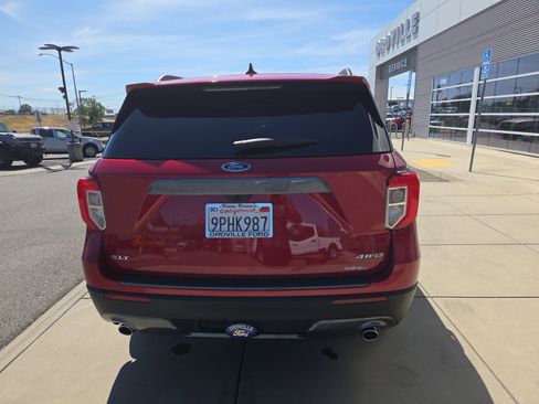 Used 2024 Ford Explorer XLT w/ Equipment Group 202A AWD/4WD image 4