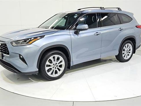 Used 2021 Toyota Highlander Limited FWD image 3