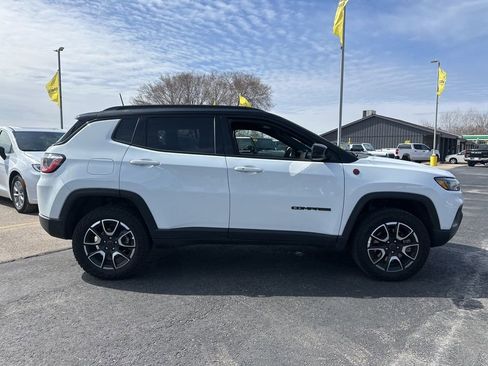 Used 2025 Jeep Compass Trailhawk AWD/4WD image 5